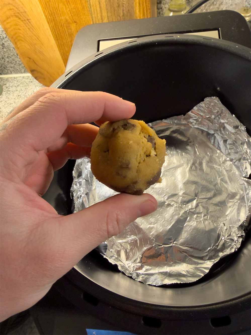 Kakdeg boll i handen