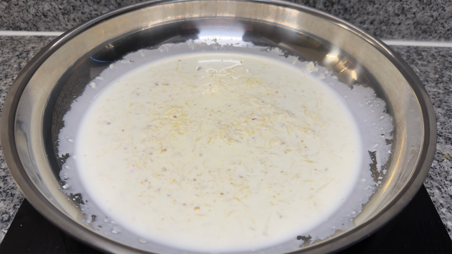 Parmesan ostsås i pannan