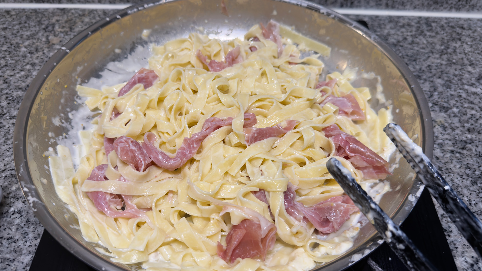 Parmesan pasta i pannen med prosciutto